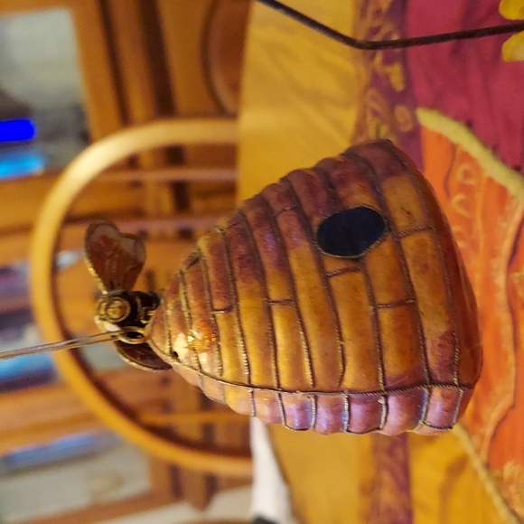 Bee hive with flowery holder - Picture 2 of 9